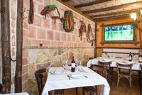 Taberna-La-Cita-Moralzarzal-detalles-del-salón-reservado