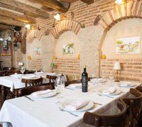 Taberna-La-Cita-en-Moralzarzal-salón-principal-y-barra-decoración-cuidada