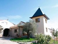 casa-enorme-tipo-castillo-techo-azul