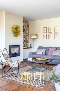 Vista general salón con chimenea